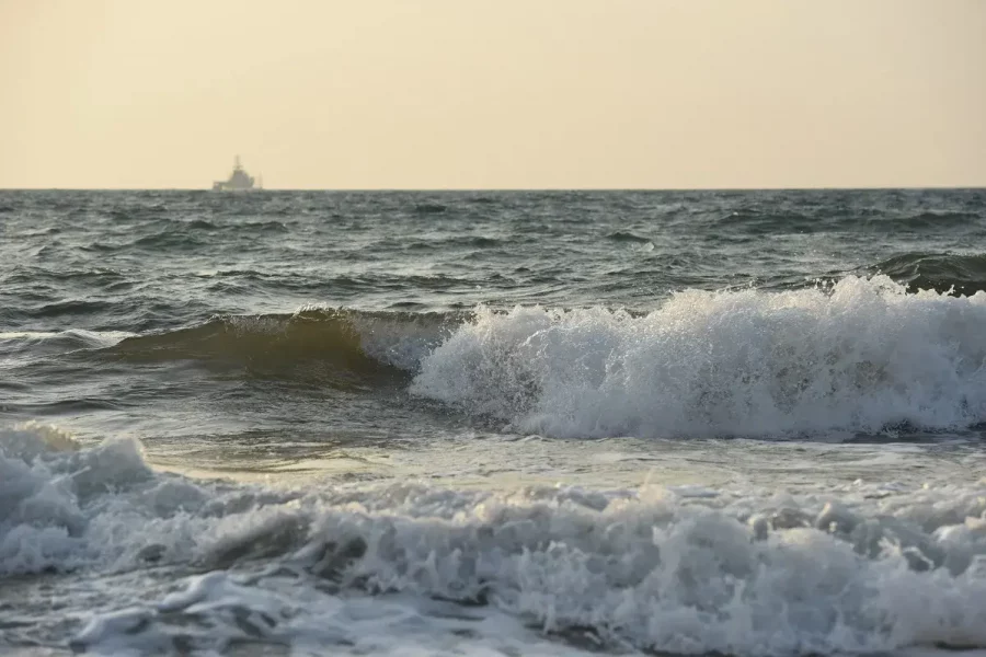 Море штормит